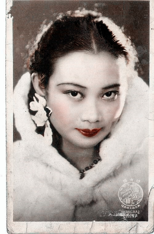 胡蝶(1908.3.23－1989.4.23)，原名胡瑞华，民国第一美女，中国早期最著名的影星，生于上海，祖籍广东鹤山。胡蝶是横跨中国默片时代和有声片时代的电影皇后，1931年主演中国第一部有声电影《歌女红牡丹》，上映后轰动全国，甚至吸引众多海外侨胞的目光。胡蝶一生饰演过娘姨、慈母、教师、娼妓、舞女、阔小姐、劳动妇女等角色，胡蝶气质富丽华贵、雅致脱俗，表演温良敦厚、娇美风雅。1933年元旦，上海《明星日报》发起“电影皇后”评选，胡蝶以21334票的最高票数当选。1949年胡蝶主演了中国第一部七彩国语片《锦绣天堂》，1960年在日本举行的第七届亚洲电影节上，《后门》获得最佳影片金禾奖，胡蝶获得最