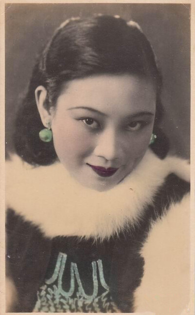 胡蝶(1908.3.23－1989.4.23)，原名胡瑞华，民国第一美女，中国早期最著名的影星，生于上海，祖籍广东鹤山。胡蝶是横跨中国默片时代和有声片时代的电影皇后，1931年主演中国第一部有声电影《歌女红牡丹》，上映后轰动…