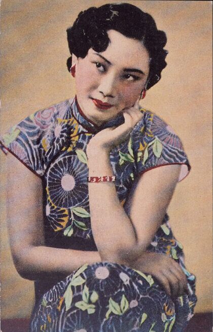 胡蝶(1908.3.23－1989.4.23)，原名胡瑞华，民国第一美女，中国早期最著名的影星，生于上海，祖籍广东鹤山。胡蝶是横跨中国默片时代和有声片时代的电影皇后，1931年主演中国第一部有声电影《歌女红牡丹》，上映后轰动全国，甚至吸引众多海外侨胞的目光。胡蝶一生饰演过娘姨、慈母、教师、娼妓、舞女、阔小姐、劳动妇女等角色，胡蝶气质富丽华贵、雅致脱俗，表演温良敦厚、娇美风雅。1933年元旦，上海《明星日报》发起“电影皇后”评选，胡蝶以21334票的最高票数当选。1949年胡蝶主演了中国第一部七彩国语片《锦绣天堂》，1960年在日本举行的第七届亚洲电影节上，《后门》获得最佳影片金禾奖，胡蝶获得最