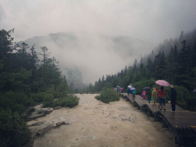 五彩的雨衣和雨伞☔