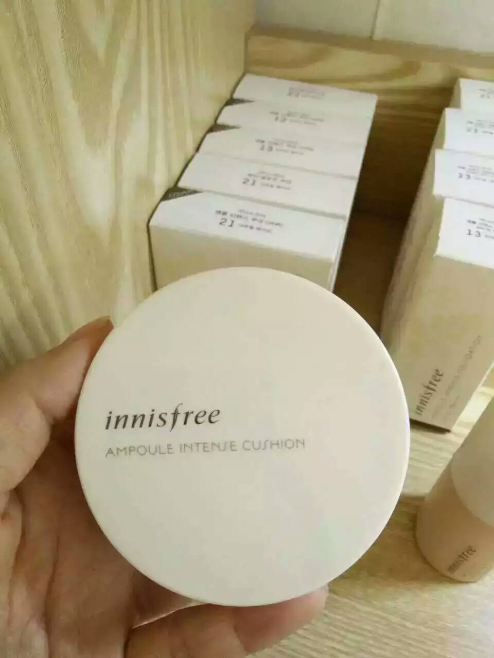 innisfree悦诗风吟秋冬季新款安瓶光彩水润气垫BB，对干燥天气而出的一款持久特效保湿水润的气垫BB~ 这款添加了独特的保湿和光彩安瓶精华，让容易起皮干燥肌肤提供长时间的保湿和提亮肤色 这款BB的持久度是24小时，不易脱妆。 功效：遮瑕+保湿+美白+防嗮隔离+光泽提亮～价格太实惠[爱你]