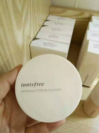 innisfree悦诗风吟秋冬季新款安瓶光彩水润气垫BB，对干燥天气而出的一款持久特效保湿水润的气垫BB~ 这款添加了独特的保湿和光彩安瓶精华，让容易起皮干燥肌肤提供长时间的保湿和提亮肤色 这款BB的持久度是24小时，不…