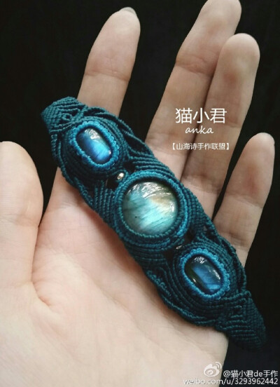 #猫小君de手作# 孔雀蓝色泰蜡线和拉长石也是蛮配的，并且珪孔雀，天河石，松石……那类偏蓝绿色的水晶矿石都很好搭这个颜色的蜡线。还剩一个，订单就完成了~加油!#编绳##macrame#