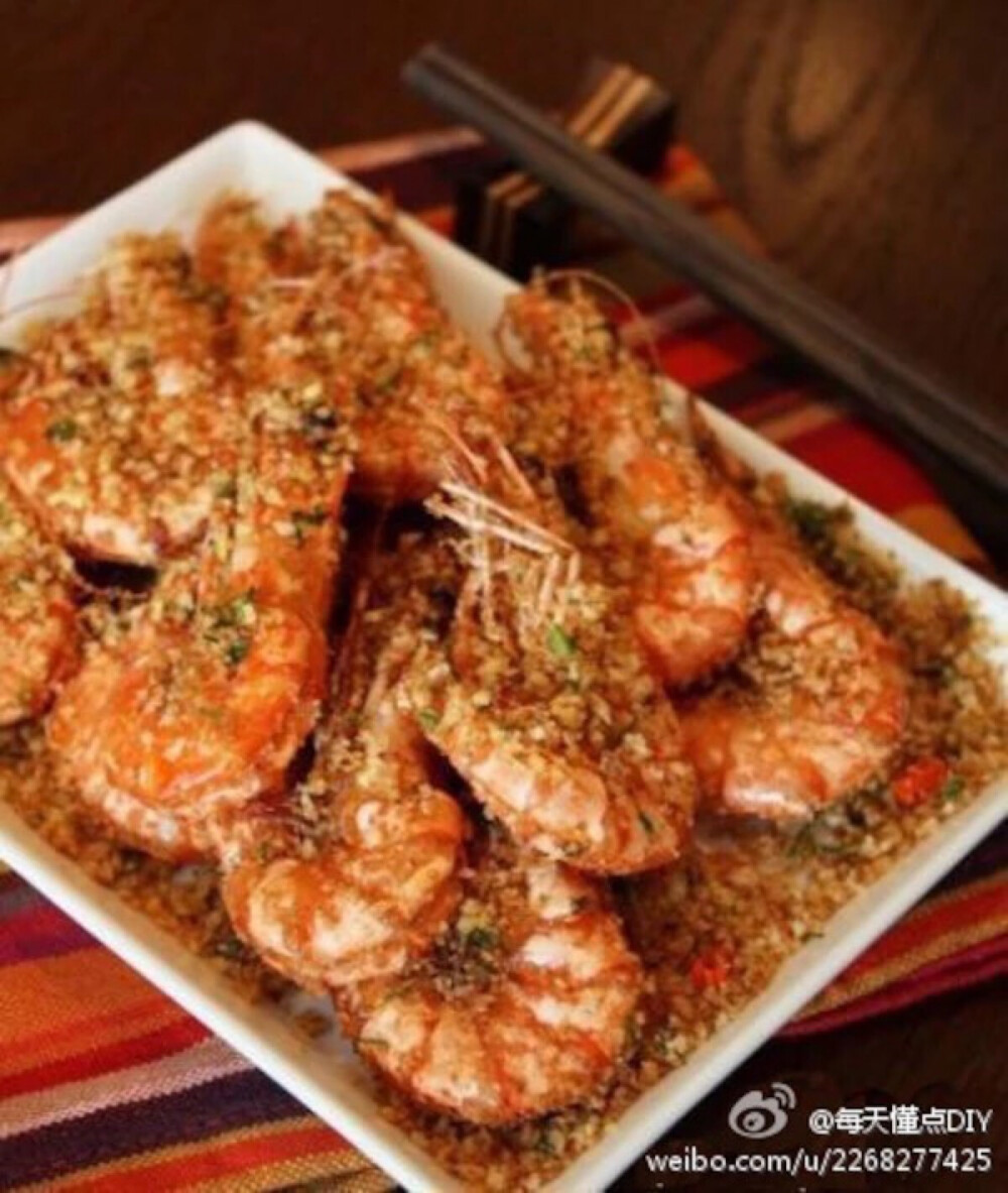 避风塘虾】1.虾洗净去虾线，用生姜、花雕酒码味；
2.蒜、姜、香菜、葱花、红辣椒切末；
3.油锅热后，虾微炸至呈金黄后捞出控油；
4.锅内留底油，倒入面包糠，中火炒香，加花椒、盐、白砂糖调味；5.将待用的虾倒入炒好的面包糠内，翻炒混合即可~ 