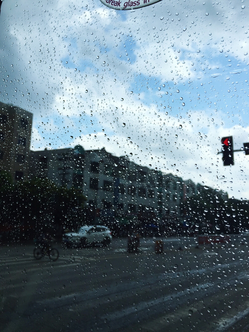 一边雨一边晴。