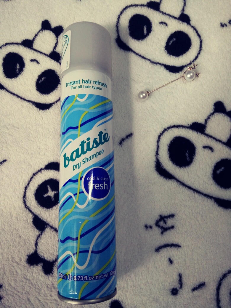 #干发喷雾##batiste# 摇匀后使用，其实白色粉末没有很明显抓一抓就好了，原理可能是和控油粉饼啥的一样吧，可以保持1整天，但是我觉得用完会堵头皮【可能心理作用总觉得洗不干净】。作为出门/约会应急/懒得洗刘海＋＋＋，最好是当天回来一定要洗头吼~