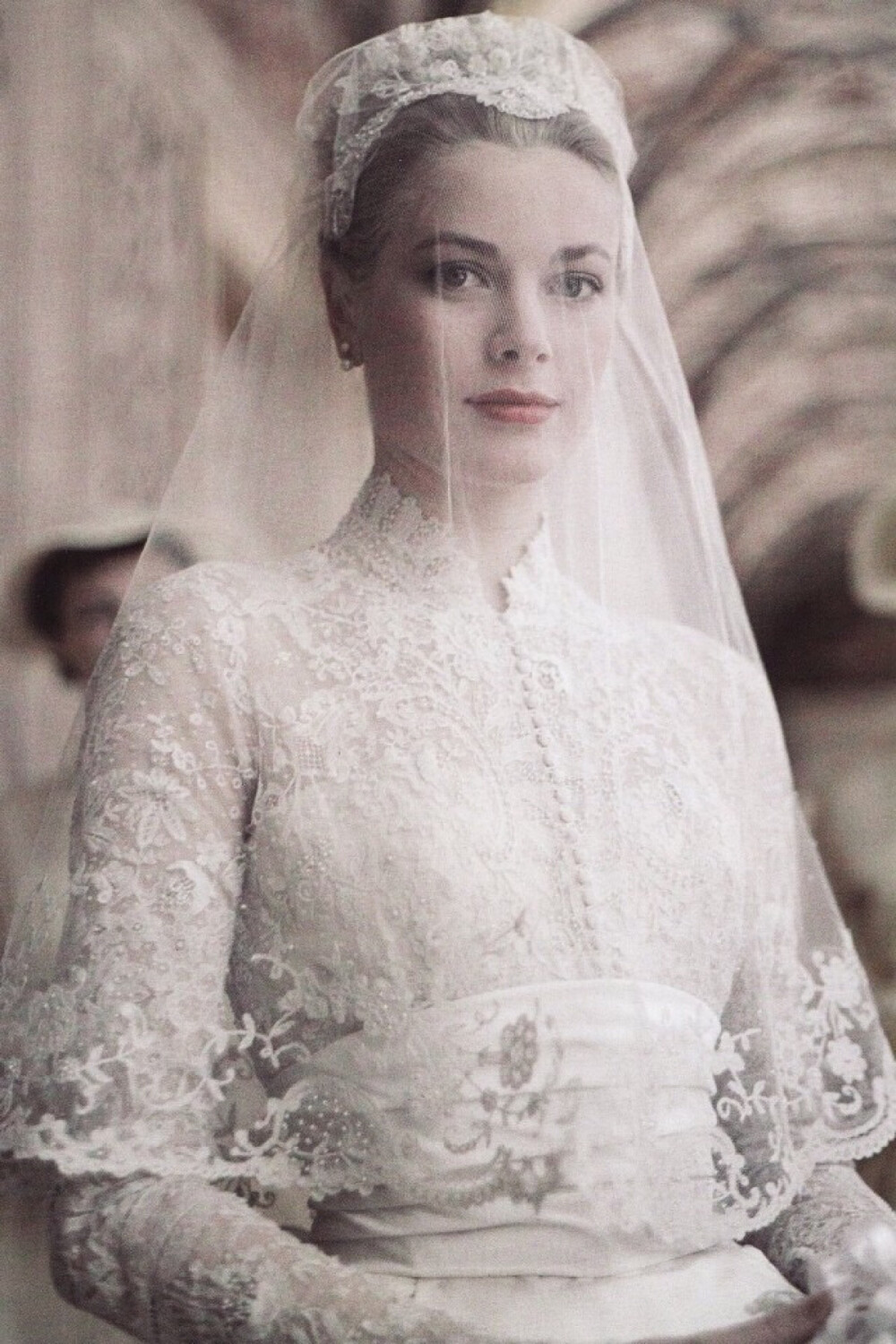 格蕾丝凯利与摩纳哥亲王结婚时照片婚纱美哭
