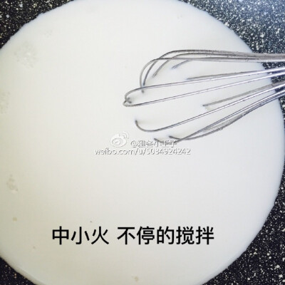 【蔓越莓牛奶小方】夏天必备的简易甜品，加入蔓越莓口感酸酸甜甜很爽滑， 超级棒！做法超级简单又美味感谢@雅各小王子 投稿，场长炒鸡爱！！！！