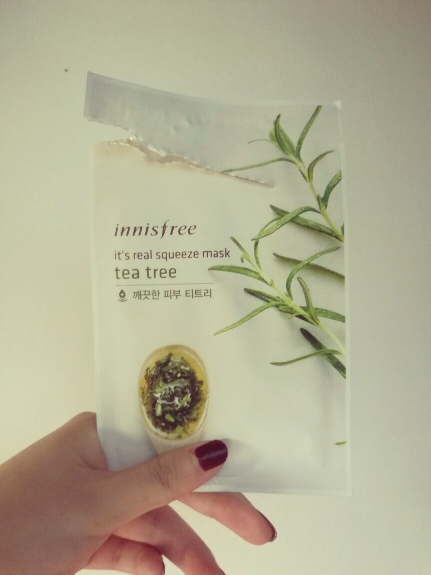 #Innisfree面膜测评#茶树tea tree控油净痘 补水控油不错，但是净痘好像没看出来，个人觉得没有绿茶好用，透明精华，轻微的茶香，甲油是Innisfree家214号色