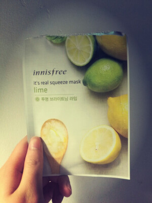 #Innisfree面膜测评#柠檬lime 主打的功效是什么忘记了，透明的精华液，淡淡的柠檬味，补水不错，用完第二天觉得皮肤平滑了些~油皮夏天用不错~