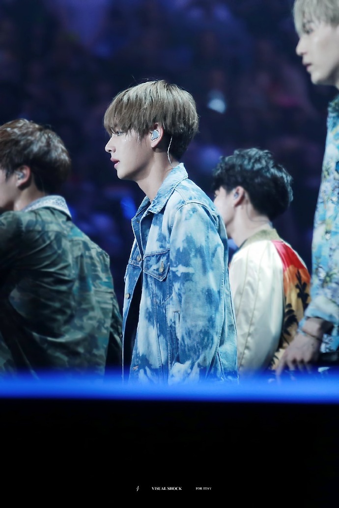 #金泰亨##金泰亨花郎# 【VISUAL SHOCK】160602 KCON in Paris 更新2P 连流汗都让人心空………