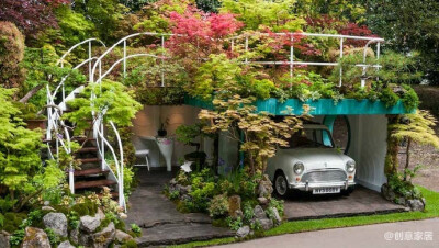 只是一个车库，也要美得超凡脱俗！『Senri-Sentei』是专为古董车好者而设计创建的一座两层结构花园车库。植物的种类虽然丰富繁多，却在整体上非常和谐，并与汽车相得益彰。