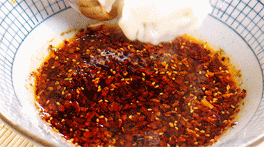 自制红油拌馄饨吃，你吃过后会回来转这条微博 。碗底铺一层厚厚的辣椒面，撒一层胡椒和芝麻，热一锅油，分几次边搅拌边倒入辣椒婉中，按口味倒入生抽、醋、蒜泥和姜末，醋多一点更好吃。把煮好的馄饨丢进去试试，我一口气干掉了比平时多两倍的量。#一日一食一记#