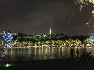 夜西湖—从白堤上远眺北山路。上白堤前男票说从白堤上看树上那些灯光特别好看，然而我看了觉得分明这就是绿花菜山