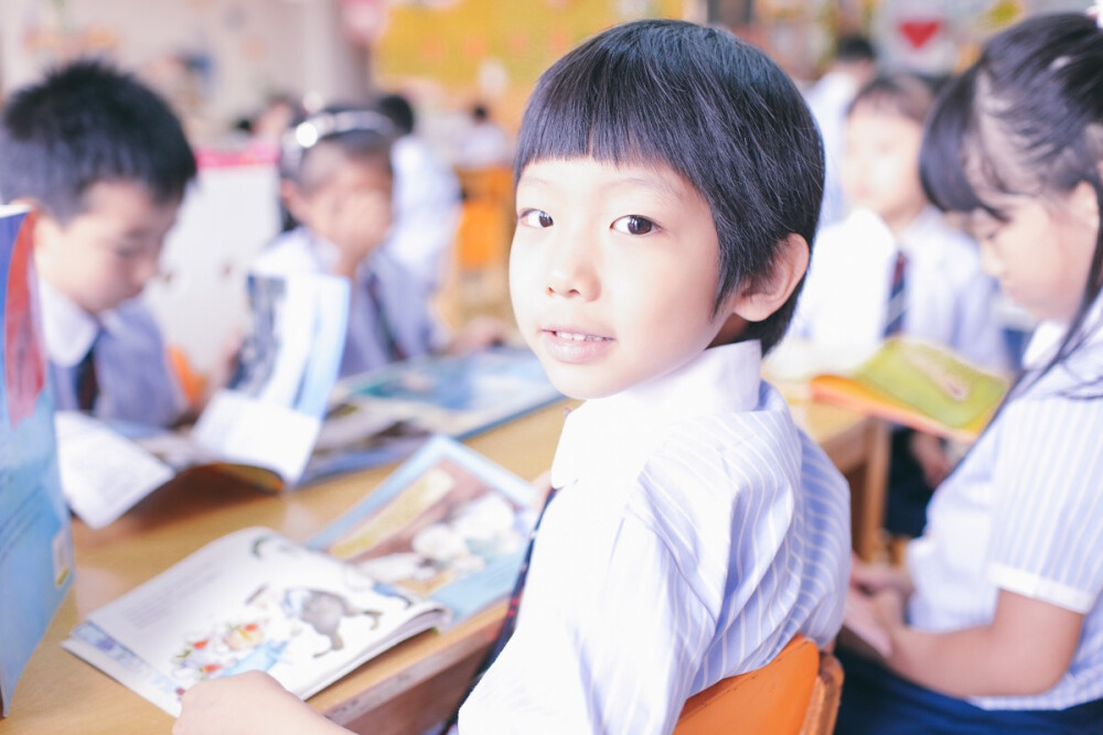 幼兒園畢業(yè)照，像某個童星