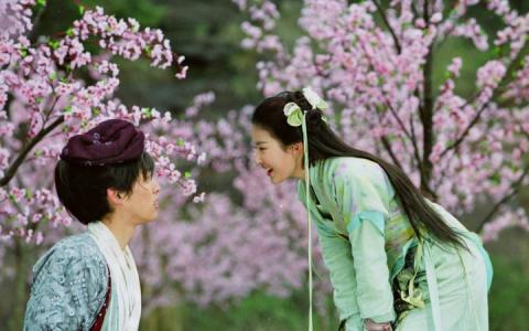 #仙剑十年之约#胡歌的段誉始终无法遇见刘亦菲的王语嫣，胡歌的宁采臣也始终无法遇见刘亦菲的聂小倩。好在，胡歌的李逍遥，遇见的是刘亦菲的赵灵儿。十年之约，眼看将至，美好的回忆就让它永远停留在那里，那一刻吧。有的交集，也许只要一次也就足够，弥足珍贵。