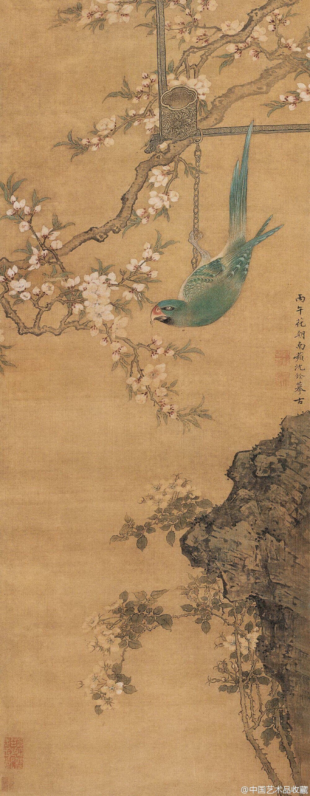 #南蘋画派#【 清 沈铨 《花鸟图》 】沈铨花鸟画风格多样，博采众家之长，“古法之佳者采之，垂绝者继之，不佳者改之，未足者增之，西方之可采者融之”。设色造型方面远宗五代时期黄筌写生法、近取吕纪画法，善绘花卉禽兽，注重写实，画风谨严工细，造型准确生动，工致精丽、赋色浓艳，极尽构梁之巧。