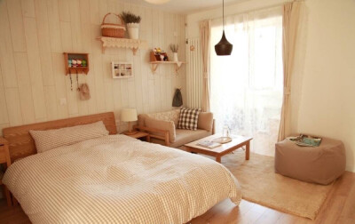 阳光充满房间，这样在床旁边放一张小沙发小地毯好像也挺好的，和朋友一起坐在那聊聊