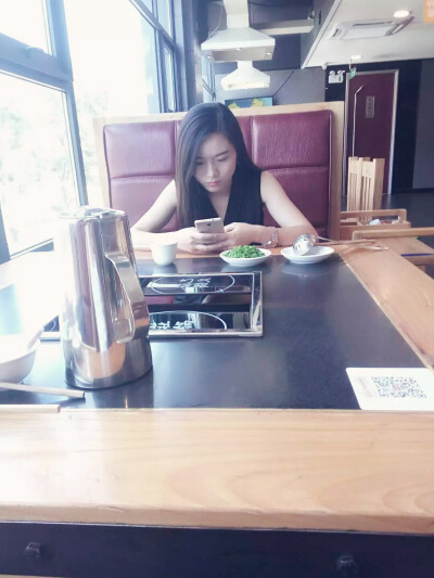 安静地等待美食。