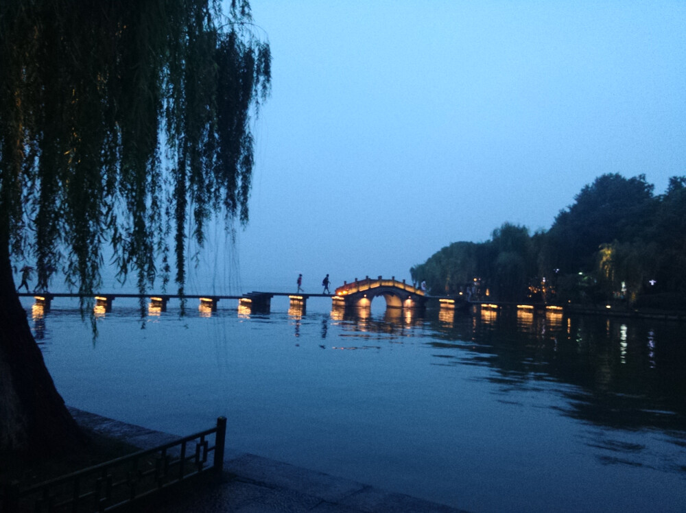 雨夜下的西湖