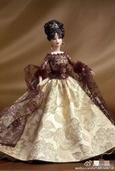 Barbie身着Oscar De La Renta