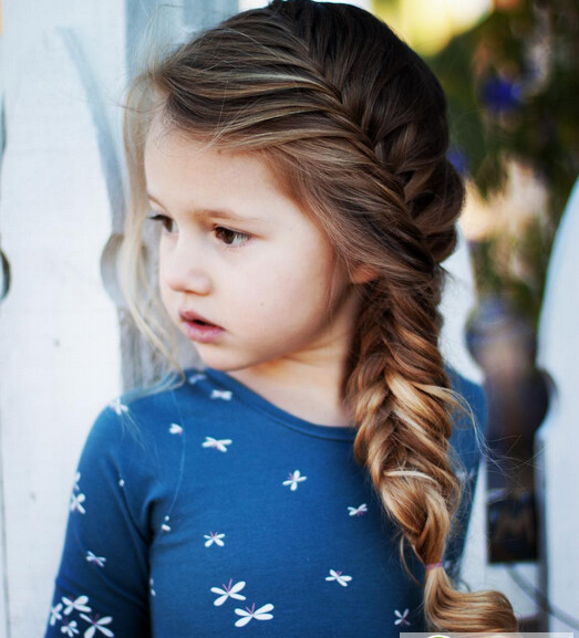 如果因为女儿头发比较少，可以把辫子尽量编松一些，打造出蓬松的效果。