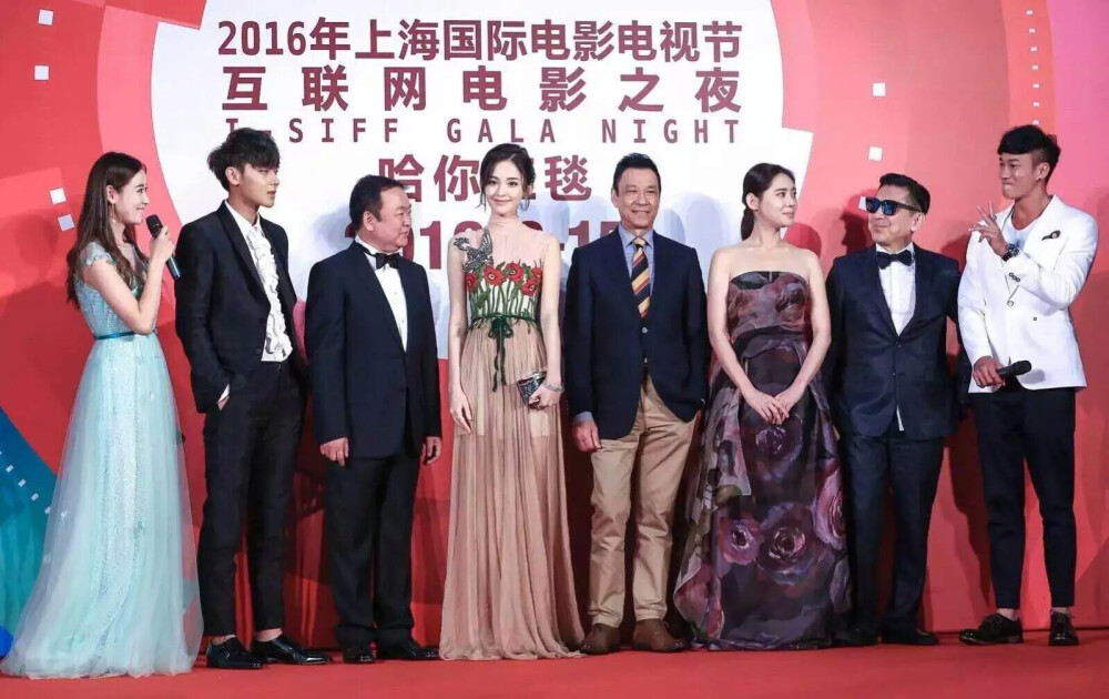 古丽娜扎身着Gucci 2016早秋系列飞鸟花卉珠片刺绣粉色礼服亮相上海国际电影节互联网之夜，这姑娘真是越来越美了