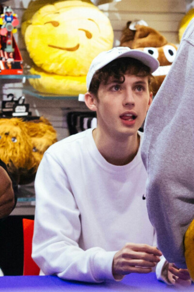 #Troye Sivan##戳爷##侵删#