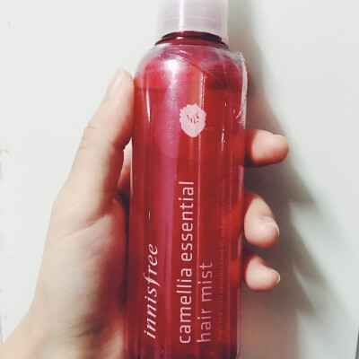 ￼ 【innisfree/悦诗风吟山茶花菁华护发喷雾150ml 保湿修护柔亮秀发】味道香香的 很好闻 也很好用 让头发不那么毛躁