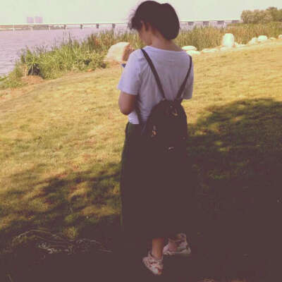 灼灼霞光败骄阳，不及佳人淡红妆。