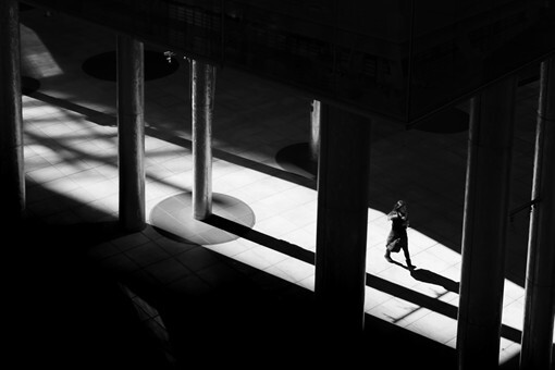来自日本摄影师@Hiroharu Matsumoto 的摄影作品。一组静谧与孤独并存的黑白色调城市街头街拍摄影图片，让一座熙熙攘攘的城市，有了别样的看点。