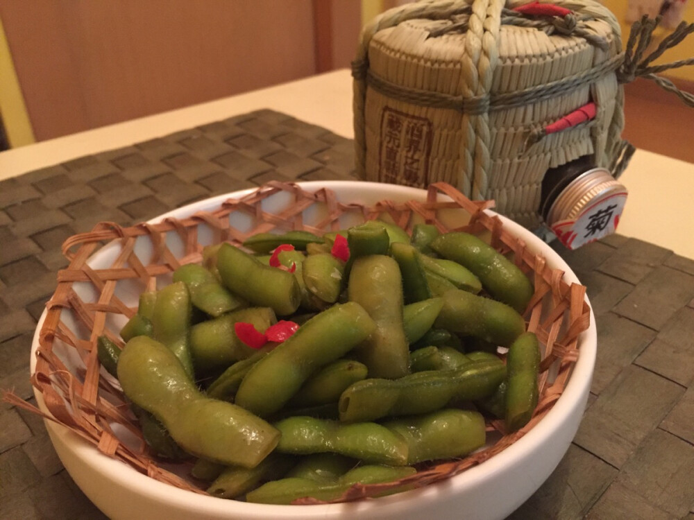 一人の食 毛豆配日本清酒 (edamame + sake)