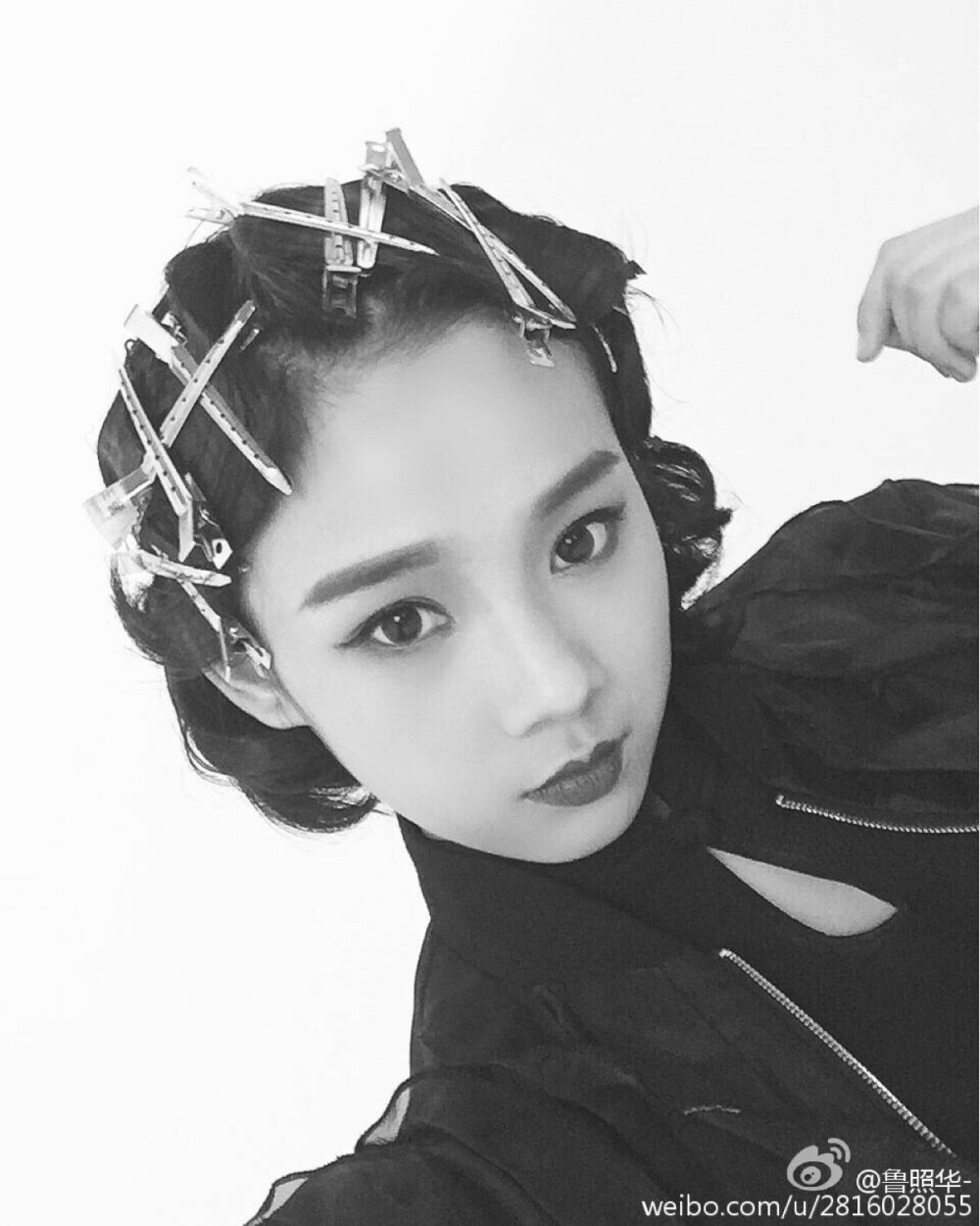 分享一只鲁照华（一共几只）不是豆豆的粉丝 但是很喜欢她 第一次见她是她给自己网店的机车风衣拍图片 当时就觉得太他妈好看了呀 尤其是红唇 化妆这么长时间 最感兴趣的不是韩妆 而是这种复古的经典妆容 承认驾驭的起来的人也没几种 至少我只觉得两个人这样好看 鲁照华 关乔文