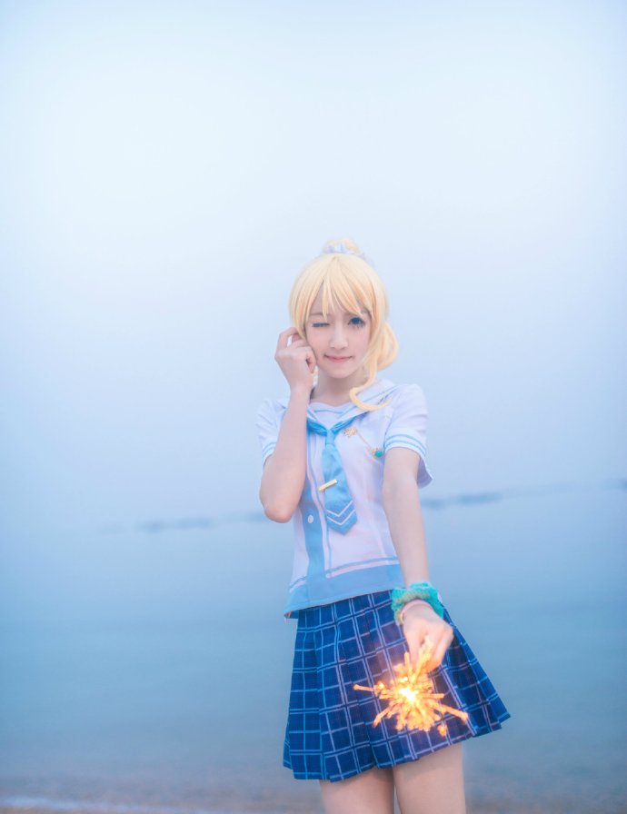 #cos正片##love live！##海军未觉醒#一緒に海へ行こう️️️ 绘理：原Po 海未：雪雪@snow-雪雪 穗乃果：洋子@不想当渔夫的司机不是好船长 摄影：@小河_River_ @see---saw 服装：@喵屋小铺 @半次元cosplay频道 BCY链接：O网页链接