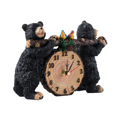 【创意小熊台钟】两只笨拙又可爱的小熊抬着画满年轮的树干，作为钟表的造型寓意十足；树脂工艺真实而细致，立体的数字让表盘更加突出。￥93