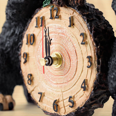 【创意小熊台钟】两只笨拙又可爱的小熊抬着画满年轮的树干，作为钟表的造型寓意十足；树脂工艺真实而细致，立体的数字让表盘更加突出。￥93