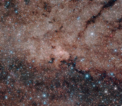 哈勃望远镜的红外视觉系统穿透银河系(Milky Way galaxy)积满尘埃的“心脏”,揭示了银河系的核心拥有超过50万的恒星。在银河系的正中央，这一星团盘旋在银河系中央的超大质量黑洞周围，该黑洞的质量是太阳的400万倍。…