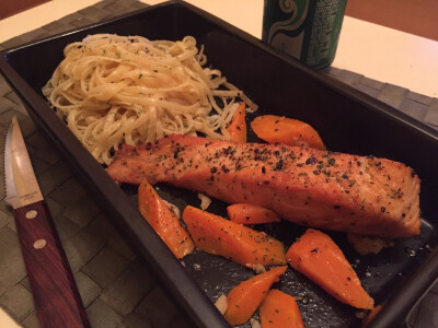 一人の食 Grilled Salmon Linguine