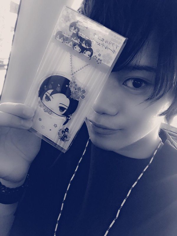 佐藤 流司 ‏@ryuji7117 2015年9月3日
長崎にも加州くん居ました。UFOキャッチャーに囚われの身となっていたので救い出しました。
今日からオレの事はUFOキャッチャーが上手い男、略してキャチャ男、もしくはャャ男と呼んでくださやめてください。