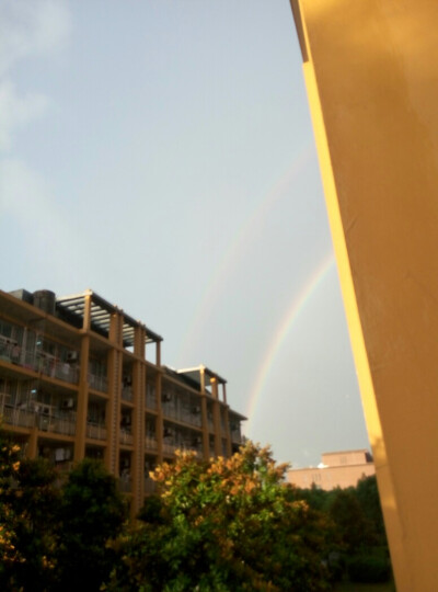 雨过天晴
窗外同学一声大喊
众人纷纷跑到阳台
拿起手机 想要记录这难得的画面
并且 和在意的人分享
似乎在我印象里上一次见到彩虹
是在我家院子
也不能确定 是否记得真切