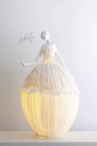 法国艺术家团队
Sophie Mouton-Perrat 和 Frédéric Guibrunet
又名 Papier à êtres
将柔光与纤纸结合创造的飘逸形象
塑造出人形大小衣着优雅的长裙灯
白色灯具下半部分是美丽的百褶裙
可以帮助照明空间
