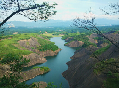 高椅岭～舍友想来很久，于是我们这一次旅行的地点定了郴州～爬了四分之一的时候被悬崖峭壁大风烈日吓到了，有三名队友决定不爬了，其他四名小分队挣扎了好一阵子，鼓起勇气扶持着前进٩( 'ω' )و 