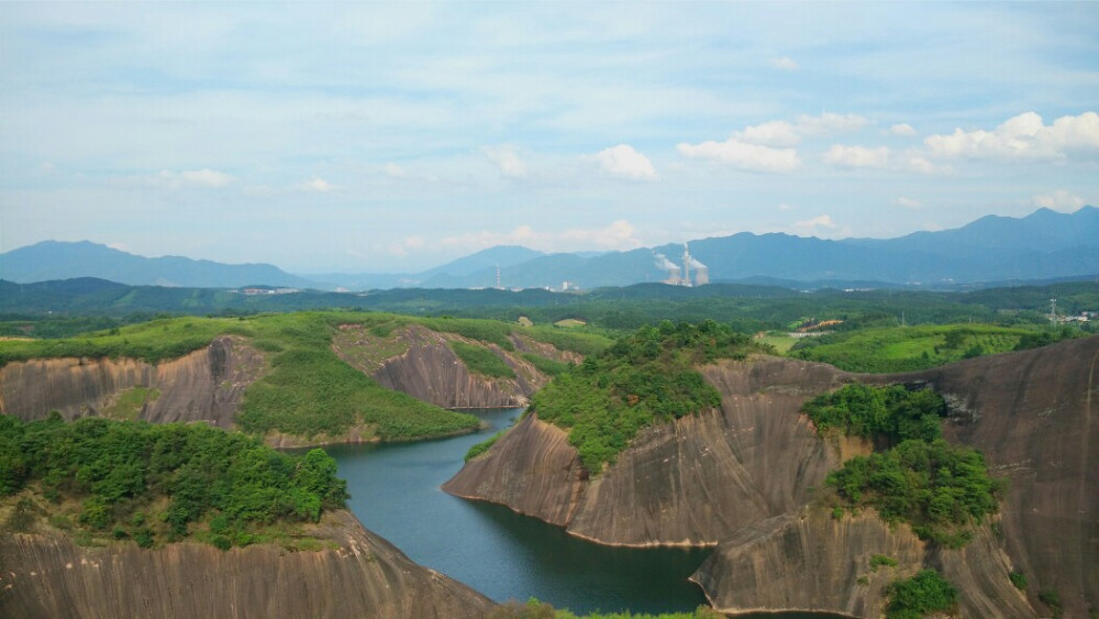 高椅岭～宾馆老板娘说是喀斯特地貌～丹霞地貌～爬到顶真的很壮观很壮观很壮观！不怕苦不怕累不怕晒不太怕高的一定要去看看！(๑＞ڡ＜)☆