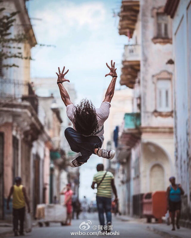 Ballet Dancers Practicing On The Streets Of Cuba，攝影師Omar Robles鏡頭下的芭蕾舞者。他說，他們是世界上最好的舞者，這也許是因為運動和節(jié)奏根深蒂固在他們的血液中，也可能是前蘇聯(lián)舞蹈學校的培訓