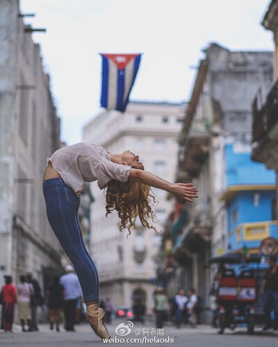 Ballet Dancers Practicing On The Streets Of Cuba，攝影師Omar Robles鏡頭下的芭蕾舞者。他說，他們是世界上最好的舞者，這也許是因為運動和節奏根深蒂固在他們的血液中，也可能是前蘇聯舞蹈學校的培訓