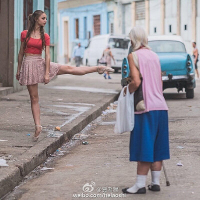 Ballet Dancers Practicing On The Streets Of Cuba，攝影師Omar Robles鏡頭下的芭蕾舞者。他說，他們是世界上最好的舞者，這也許是因為運動和節奏根深蒂固在他們的血液中，也可能是前蘇聯舞蹈學校的培訓