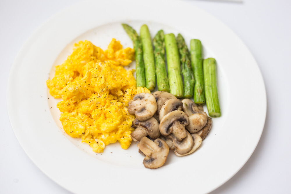 早餐：炒蛋+蘑菇+芦笋+酸奶水果麦片杯
今天用的土鸡蛋，颜色特别黄也特别香