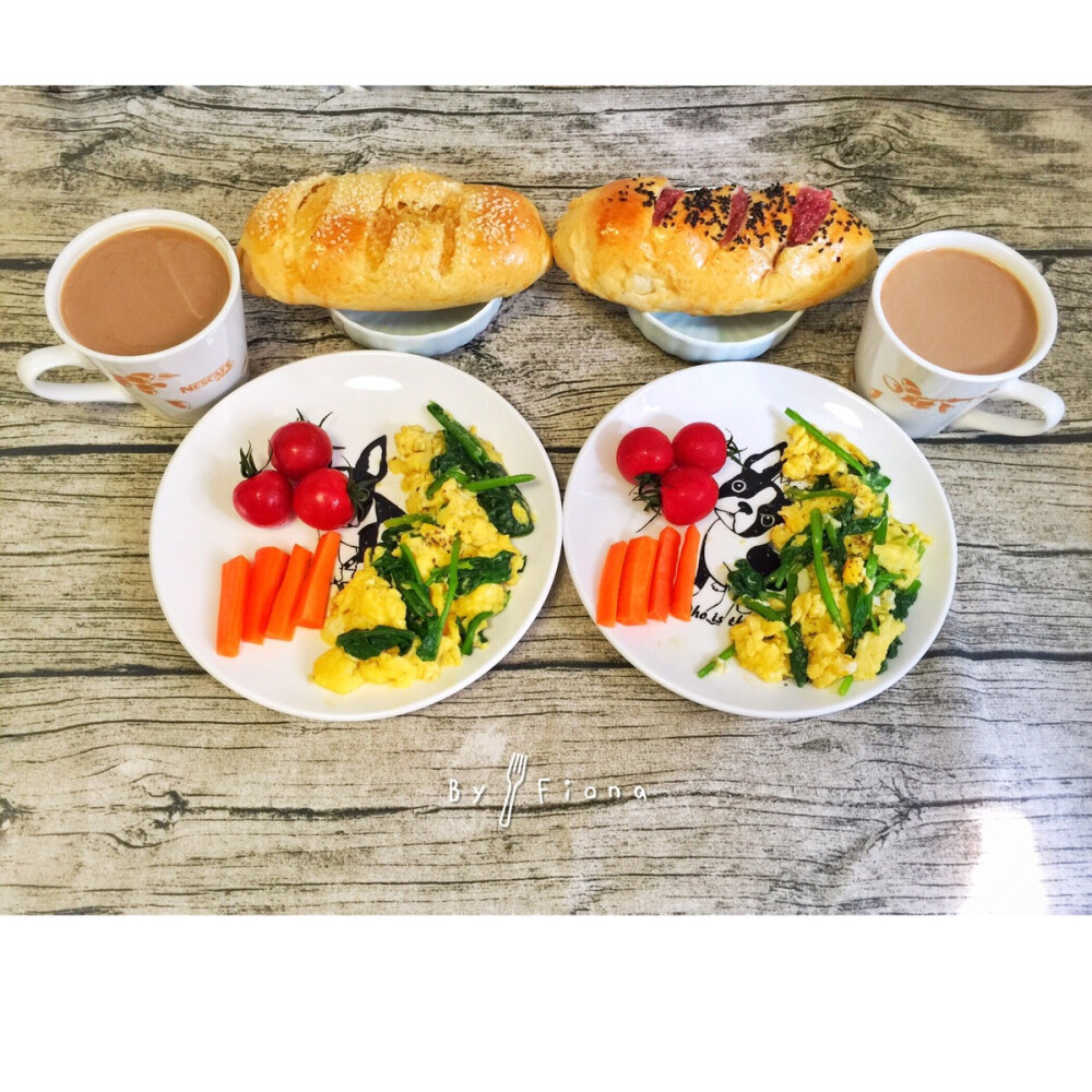 早！[太阳]今天着实起晚啦[委屈]昨晚烤的椰蓉果酱面包 一种是之前自制的草莓酱 另一种是昨天刚做的甜杏酱 随手炒个菠菜嫩炒蛋 再来两杯☕️咖啡 美好的一天开始啦[愉快][愉快]20160621