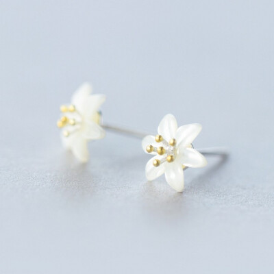 非常甜美的一款耳饰 花朵是贝壳雕刻而成 花蕊纯银镀金分色 花托和 耳针都是纯银的 花朵形象立体逼真 简约 淡雅 更适合在日常生活 出门聚会 旅游的时候佩戴 小清新的风格 佩戴舒适 