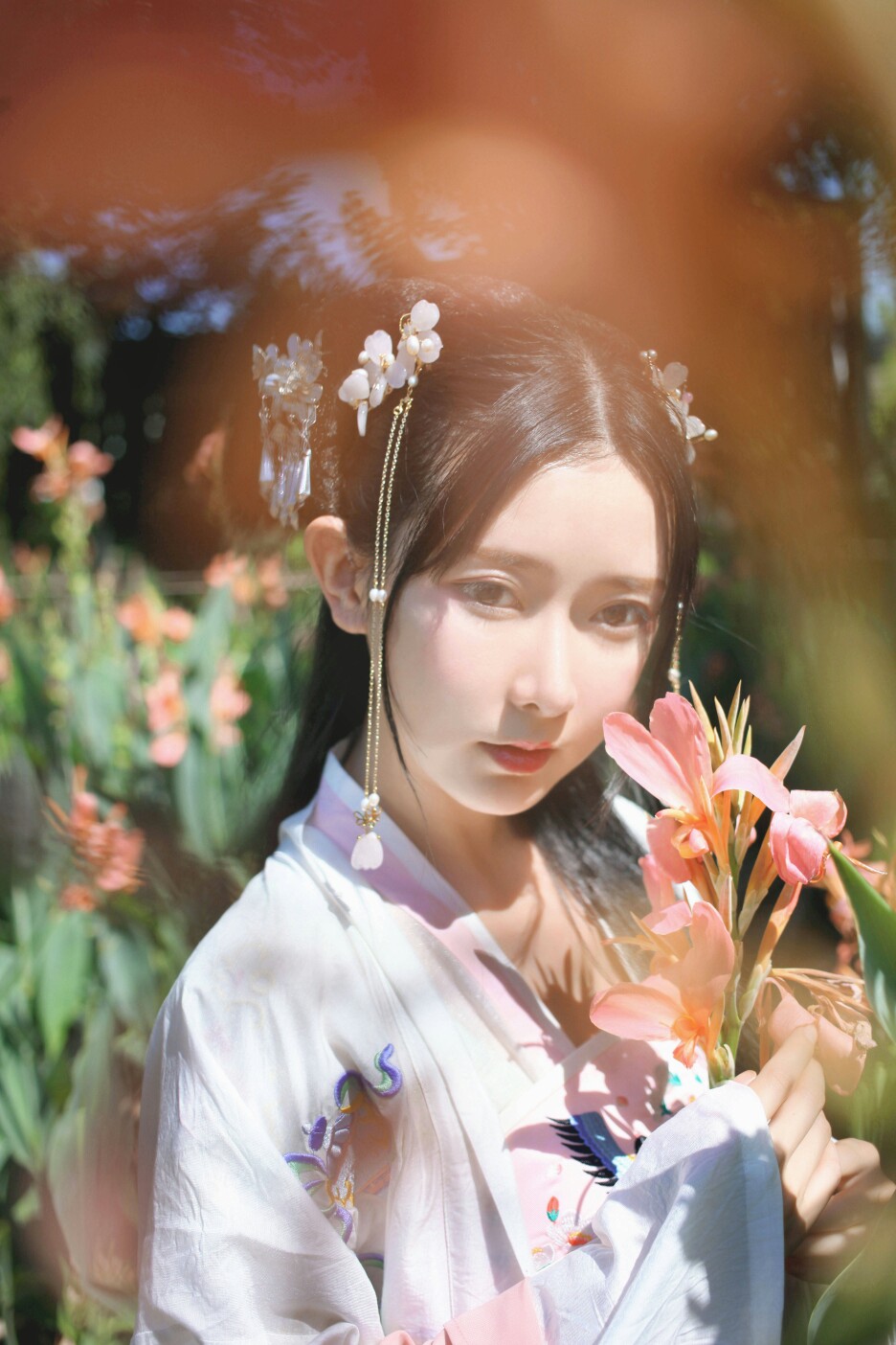 采莲曲 | 麝兰 #汉服之美#
荷叶罗裙一色裁， 芙蓉向脸两边开。
乱入池中看不见， 闻歌始觉有人来。
出镜/弥秋君
摄 / 赏味期先生
衣 / 芥子记